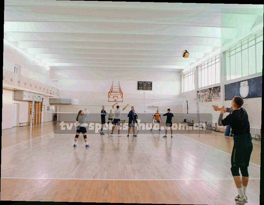 夜间球场灯光下的看台局部，人群与栏杆被处理成动态模糊